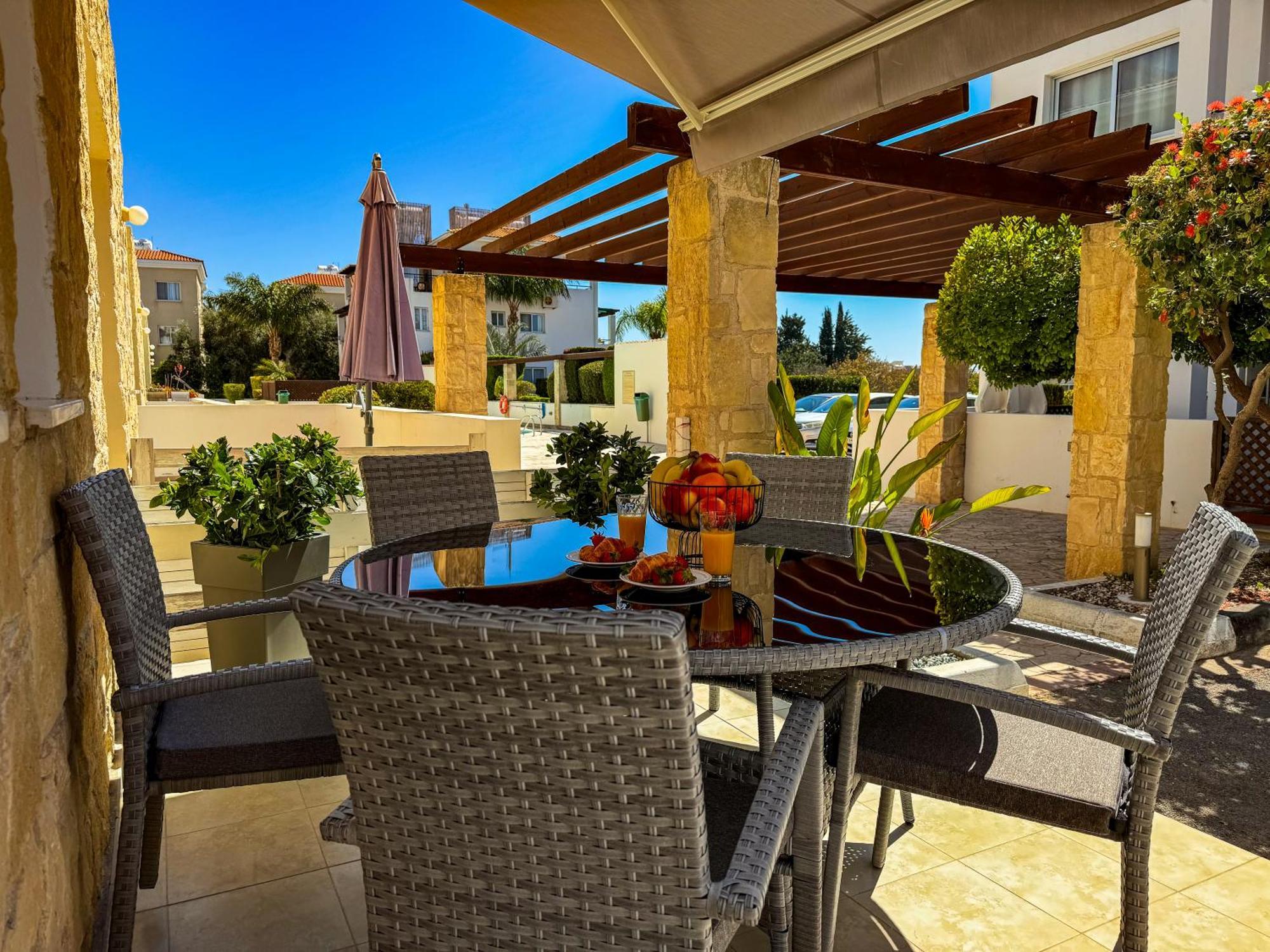 Modern 2Br Apartment With Pool, Veranda & Garden In Paphos Exteriér fotografie