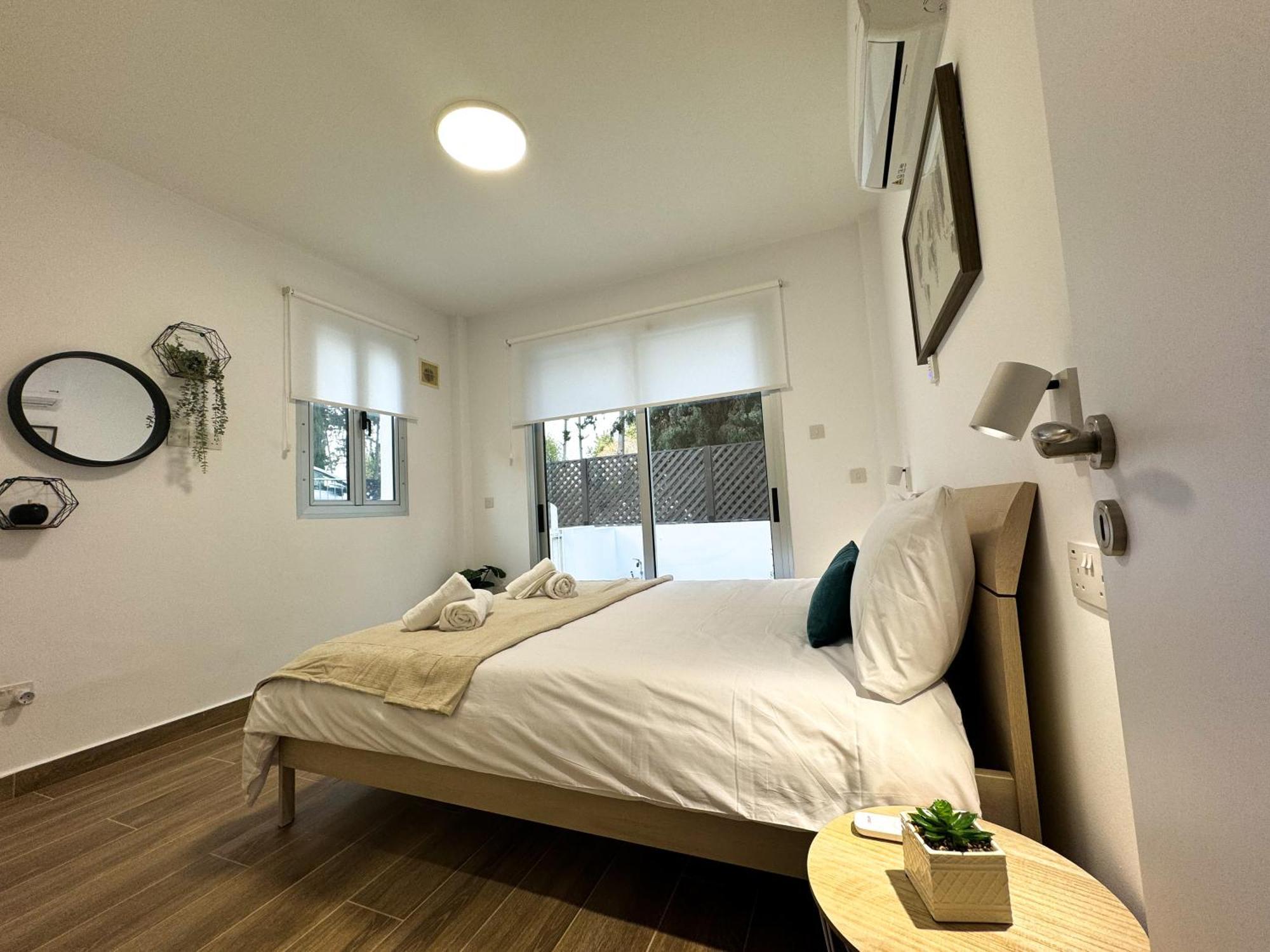 Modern 2Br Apartment With Pool, Veranda & Garden In Paphos Exteriér fotografie